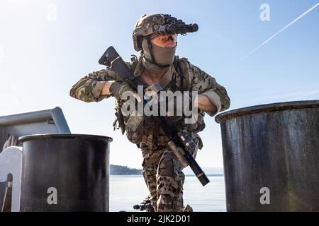 Un membre de l'unité de guerre spéciale navale américaine Europe (NSWTU-E) effectue une visite maritime, un entraînement à bord, à la recherche et à la saisie (VBSS) aux côtés de Zapovjedništvo Specialjalnih Snaga (ZSS) croate à Split, en Croatie, au 14 avril 2022. Pour le ZSS croate, la formation conjointe en échange combiné, ou JCET avec des pays partenaires, n'est pas rare. Le ZSS a été fondé en 2000 en tant que Bataillon des opérations spéciales et depuis, ses opérateurs ont participé à de multiples opérations, y compris des missions en Afghanistan dans le cadre de la Force internationale d’assistance à la sécurité (FIAS) de l’OTAN. (É.-U. Photo de l'armée par le Sgt. Patrik O Banque D'Images