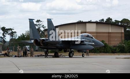 Les aviateurs de la Force aérienne des États-Unis de l'escadron d'intervention en cas d'urgence 435th effectuent le ravitaillement en fosse à bord d'un aigle de grève F-15E affecté à l'escadron de combat 492nd de la Royal Air Force Lakenheath, 27 juillet 2022. La formation en cours donne à la U.S. Air Force la capacité d'employer des équipes d'intervention d'urgence pour soutenir les moyens de combat dans les théâtres européens et africains Photo de la Force aérienne par Airman Austin Salazar) Banque D'Images