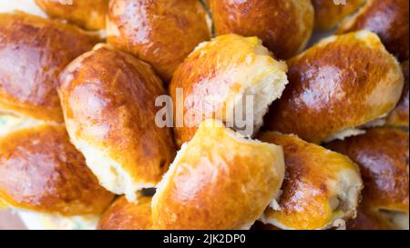 cuisson à la maison. délicieux tartes farcies sur une assiette Banque D'Images