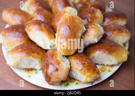 cuisson à la maison. délicieux tartes farcies sur une assiette Banque D'Images