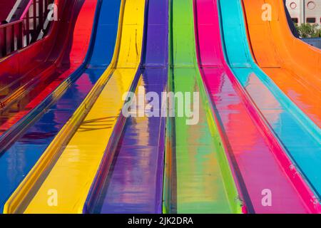 Vue rapprochée abstraite d'une grande glissade géante sur le parc d'expositions aux couleurs de l'arc-en-ciel Banque D'Images