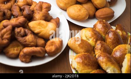 cuisson à la maison. délicieux tartes farcies sur une assiette Banque D'Images