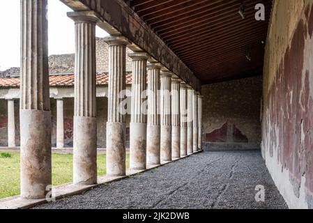 OPLONTIS, ITALIE - 03 MAI 2022 - jardin et colonnade de l'ancienne Villa romaine Oplontis près de Pompéi, Italie Banque D'Images