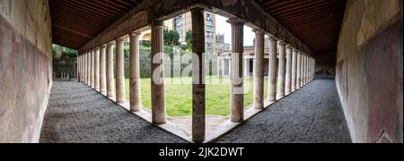 OPLONTIS, ITALIE - 03 MAI 2022 - jardin et colonnade de l'ancienne Villa romaine Oplontis près de Pompéi, dans le sud de l'Italie Banque D'Images