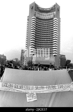 Bucarest, Roumanie, mai 1990. « Golaniada », une importante manifestation anti-communiste sur la place de l'université après la révolution roumaine de 1989. Les gens se rassembleraient tous les jours pour protester contre les ex-communistes qui ont pris le pouvoir après la Révolution. La principale demande était qu'aucun ancien membre du parti ne soit autorisé à se présenter aux élections de 20 mai. Le président Iliescu a appelé les manifestants 'golani' (hooligans). Sur cette photo, une bannière dit: «Les hooligans de Bucarest accueillent les hooligans de Timisoara». Banque D'Images