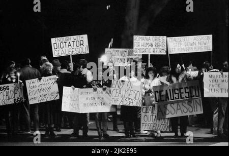 Los Angeles, CA, États-Unis, décembre 1989. Les membres de la communauté roumaine ont montré leur soutien pendant la révolution anticommuniste en Roumanie. Banque D'Images