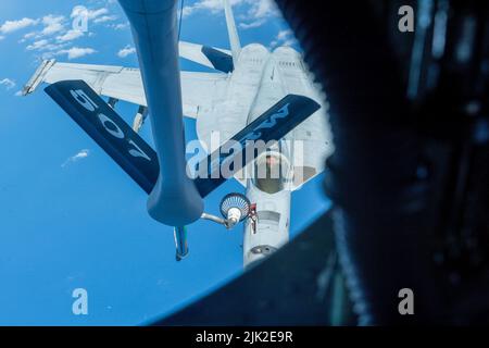 220726-N-WG572-1172 PEARL HARBOUR (26 juillet 2022) – un F/A-18E Super Hornet effectue un ravitaillement en vol avec un stratOker KC-135 de la Force aérienne des États-Unis durant la Rim du Pacifique (RIMPAC) 2022, 26 juillet. Vingt-six nations, 38 navires, trois sous-marins et plus de 170 avions et 25 000 membres du personnel participent au RIMPAC de 29 juin au 4 août dans les îles hawaïennes et dans le sud de la Californie. Le plus grand exercice maritime international au monde, RIMPAC offre une occasion unique de formation tout en favorisant et en soutenant des relations de coopération entre les participants essentielles à cette réalisation Banque D'Images