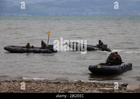 Langenargen, Allemagne. 29th juillet 2022. Le festival Lakeside 47th („Uferfest“) au lac de constance („Bodensee“) a été ouvert par cérémonie avec des représentants de la politique et de la municipalité. Avec le taraudage traditionnel du baril, une tradition bavaroise qui a commencé 1850 à la Mmunic-Wiesn (Oktoberfest). Le programme de 3 jours a commencé avec un orchestre et des activités telles que le parachutisme par la Bundeswehr, des feux d'artifice et une foire familiale pour les enfants. Le château de Montfort, construit en 1866 dans le style mauresque, est le magnifique monument de Langenargen. Crédit : RW Adventure Photography/Alamy Live News Banque D'Images