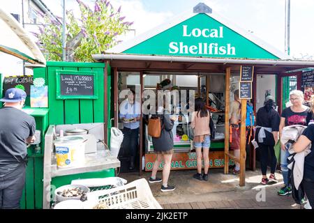 Oban Scotland, les clients font la queue pour acheter des fruits de mer frais et des crustacés de la cabane de fruits de mer de quai à Oban, Écosse, Royaume-Uni, Europe été 2022 Banque D'Images