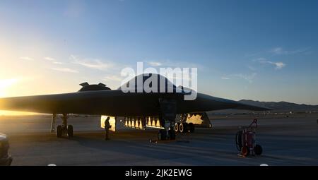 Les chefs d'équipage B-2 de la Force aérienne des États-Unis affectés à l'escadron de maintenance d'aéronefs 509th préparent un Spirit B-2 pour le décollage à la base aérienne de Nellis, Nevada, 6 juin 2022. L'École d'armes 325th travaille directement avec l'escadre de la bombe 509th et l'escadre de la bombe 131st pour produire deux à trois diplômés tous les six mois qui sont des pilotes B-2 Spirit. (É.-U. Photo de la Force aérienne par le sergent d'état-major. Alexandria Lee) Banque D'Images