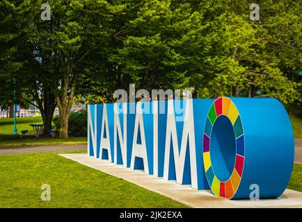 Le nom de la ville de Nanaimo en 3D grandes lettres assis sur le sol dans un parc en été jour-photo de voyage, personne, sélectif focus-18 juillet 2022- Banque D'Images