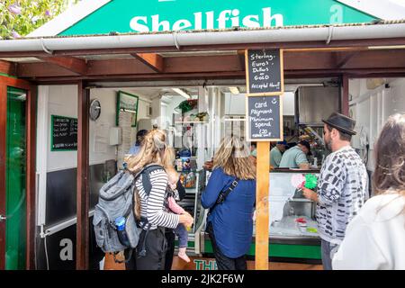 Oban Scotland, les clients font la queue pour acheter des fruits de mer frais et des crustacés de la cabane de fruits de mer de quai à Oban, Écosse, Royaume-Uni, Europe été 2022 Banque D'Images