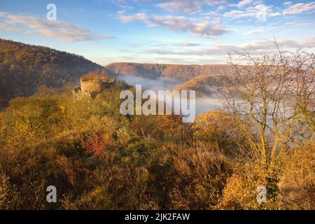 Lever de soleil en automne sur les ruines du château de Nový Hrádek dans le parc national de Podyjí Banque D'Images