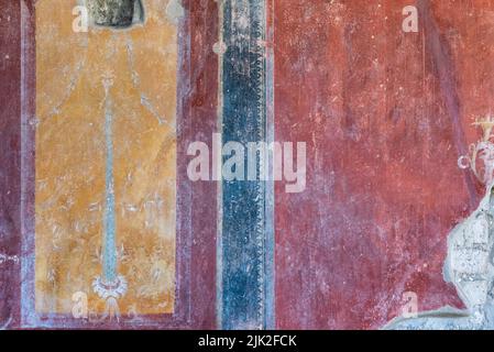 POMPÉI, ITALIE - 03 MAI 2022 - départ d'une fresque colorée dans une ancienne villa romaine, Italie Banque D'Images