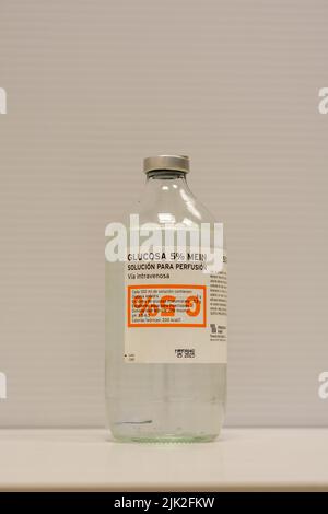 Photographie d'un flacon en verre contenant 500 ml de sérum dextrose à 5 % pour perfusion intraveineuse Banque D'Images