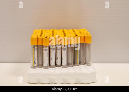 Photographie de tubes d'évacuation stériles à bouchon jaune pour le prélèvement d'échantillons de sang en vue d'analyses de laboratoire Banque D'Images