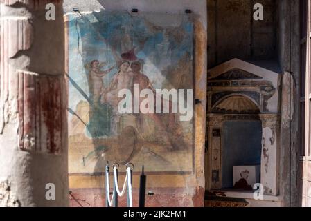 POMPÉI, ITALIE - 03 MAI 2022 - Une fresque colorée de deux femmes dans une villa de Pompeian, dans le sud de l'Italie Banque D'Images