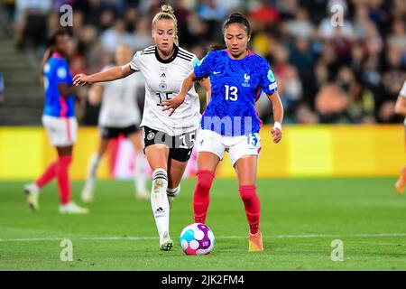 Milton Keynes, Royaume-Uni. 27th juillet 2022. Giulia Gwinn (15 Allemagne) Selma Bacha (13 France) lors du match de football semi-final de l'UEFA Womens Euro 2022 entre l'Allemagne et la France au stade Milton Keynes-Angleterre. (Foto: Kevin Hodgson/Sports Press photo/C - DÉLAI D'UNE HEURE - ACTIVER FTP UNIQUEMENT SI LES IMAGES DE MOINS D'UNE HEURE - Alay) crédit: SPP Sport Press photo. /Alamy Live News Banque D'Images