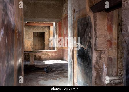 POMPÉI, ITALIE - 03 MAI 2022 - entrée et plancher dans l'atrium d'une ancienne villa romaine à Pompéi, dans le sud de l'Italie Banque D'Images