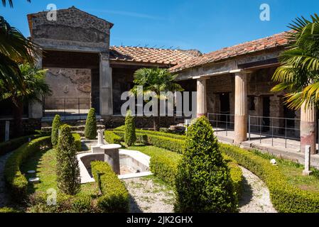 POMPÉI, ITALIE - 03 MAI 2022 - Yard dans une villa romaine typique de l'ancienne Pompéi, dans le sud de l'Italie Banque D'Images