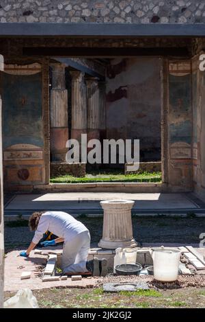 POMPÉI, ITALIE - 03 MAI 2022 - archéologue travaillant sur un atrium d'une villa de Pompeian, dans le sud de l'Italie Banque D'Images