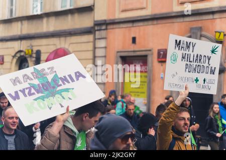 05.28.2022 Varsovie, Pologne. Des manifestants pacifiques et éclatants tiennent leurs affiches maison dans les airs. Concept juridique de la marijuana. Photo de haute qualité Banque D'Images