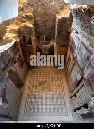 POMPÉI, ITALIE - 03 MAI 2022 - vue aérienne d'une petite pièce dans un ancien palais de Pompeian, dans le sud de l'Italie Banque D'Images