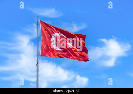 Le drapeau turc est le drapeau national et officiel de la République de Turquie. Il se compose d'un croissant de lune blanc et d'une étoile sur fond rouge. Il wa Banque D'Images