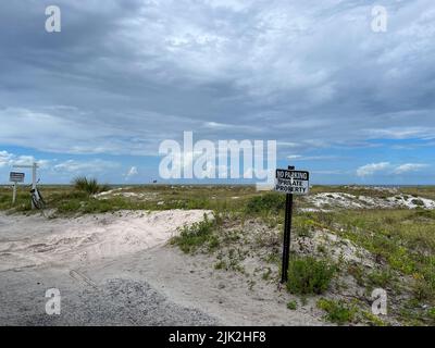 Un panneau de propriété privée pas de parking à une plage à Rosemary Beach, Floride, par une journée nuageux. Banque D'Images