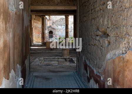 Entrée et sol dans l'atrium d'une ancienne villa romaine à Pompéi, dans le sud de l'Italie Banque D'Images