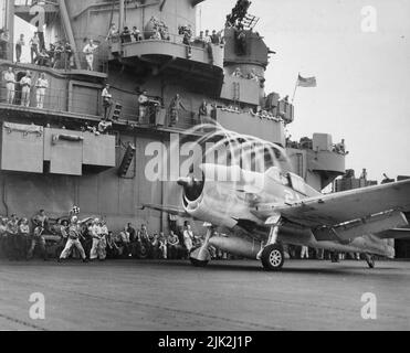 Un Hellcat Grumman F6F sur l'USS Yorktown. La condensation autour des extrémités du propulseur crée un motif de nuage en spirale Banque D'Images