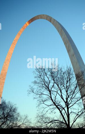 La Gateway Arch s'élève au-dessus des arbres d'hiver à St Louis et est la pièce maîtresse du Mémorial d'expansion de Westward dans le parc national Gateway Arch Banque D'Images