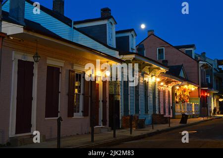 Une pleine lune s'élève au-dessus des maisons du quartier français de la Nouvelle-Orléans en Louisiane Banque D'Images