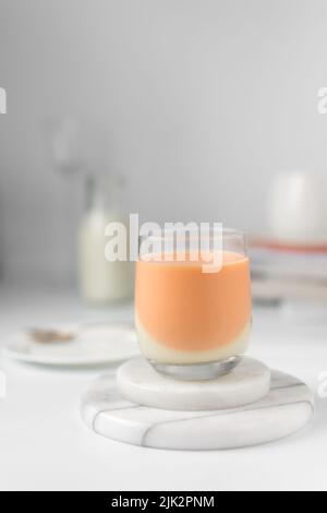 Panna cotta à la vanille et à l'orange, panna cotta dans une tasse de verre, crème cuite dans une tasse de verre, Clementine panna cotta dessert Banque D'Images