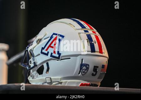 Vue détaillée d'un casque Arizona Wildcats lors de la journée des médias PAC-12, le vendredi 29 juillet 2022 à Los Angeles. (Dylan Stewart/image du sport) Banque D'Images