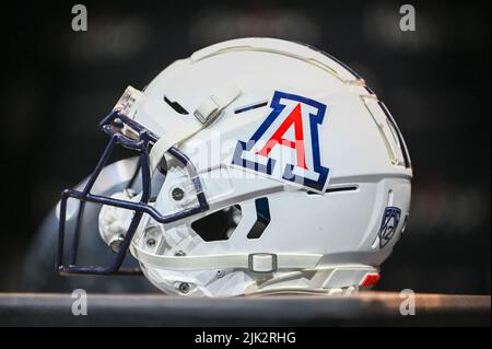 Vue détaillée d'un casque Arizona Wildcats lors de la journée des médias PAC-12, le vendredi 29 juillet 2022 à Los Angeles. (Dylan Stewart/image du sport) Banque D'Images