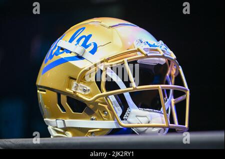 Vue détaillée du casque UCLA Bruins lors de la journée des médias PAC-12, le vendredi 29 juillet 2022 à Los Angeles. (Dylan Stewart/image du sport) Banque D'Images