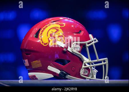 Vue détaillée du casque USC Trojans lors de la Journée des médias PAC-12 le vendredi 29 juillet 2022 à Los Angeles. (Dylan Stewart/image du sport) Banque D'Images