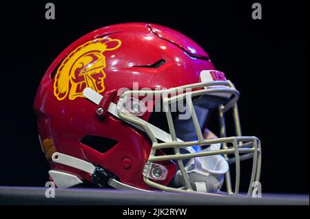 Vue détaillée du casque USC Trojans lors de la Journée des médias PAC-12 le vendredi 29 juillet 2022 à Los Angeles. (Dylan Stewart/image du sport) Banque D'Images