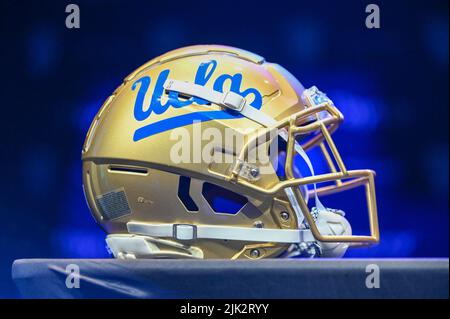 Vue détaillée du casque UCLA Bruins lors de la journée des médias PAC-12, le vendredi 29 juillet 2022 à Los Angeles. (Dylan Stewart/image du sport) Banque D'Images