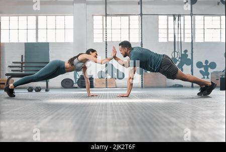 Une Femme Adulte Fait La Planche. Poussettes D'entraînement