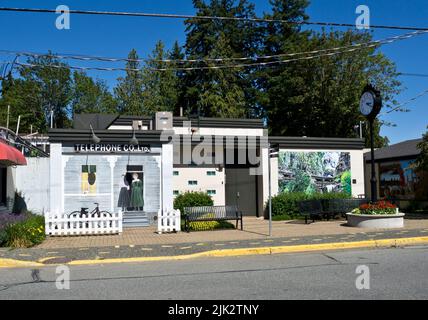 Bâtiment à Chemainus, en Colombie-Britannique, avec deux peintures murales. Une fresque est de la compagnie de téléphone et une de la machine à vapeur (voir détails supplémentaires) Banque D'Images