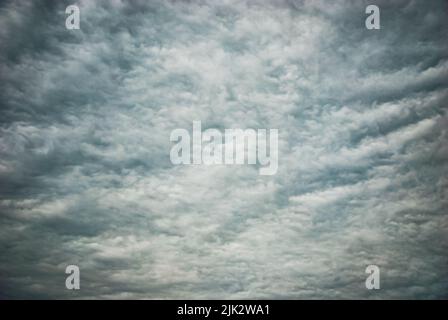 Ciel surmoulé d'une mauvaise humeur, texture des nuages fugeux, ciel sinistre par temps froid venteux Banque D'Images