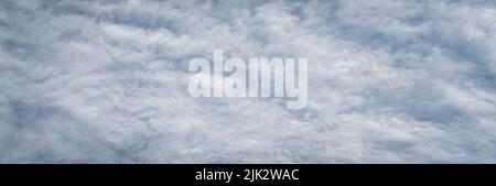 Texture des nuages moucheteux, fond ciel nuageux, grand paysage de nuages gris de la taille de la bannière Banque D'Images