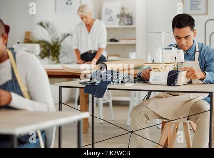 Dessinateur de mode, jeune homme et étudiant créatif dans un atelier pour assembler des vêtements. Travailleur d'usine, sur mesure et apprenti apprentissage des compétences de la machine à coudre Banque D'Images