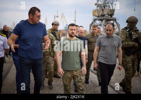 Chornomork, Ukraine. 29th juillet 2022. Dans cette photo fournie par le Bureau de presse présidentiel ukrainien, le président ukrainien VOLODYMYR ZELENSKYY, centre, entouré d'ambassadeurs de différents pays et de responsables de l'ONU, visite un port à Chornomork lors du chargement de grain sur un navire turc, en arrière-plan, près d'Odesa. Zelenskyy a visité le port de la mer Noire vendredi pour observer les équipages se préparer à exporter le grain. (Credit image: © Ukraine Presidency/ZUMA Press Wire Service) Credit: ZUMA Press, Inc./Alamy Live News Banque D'Images