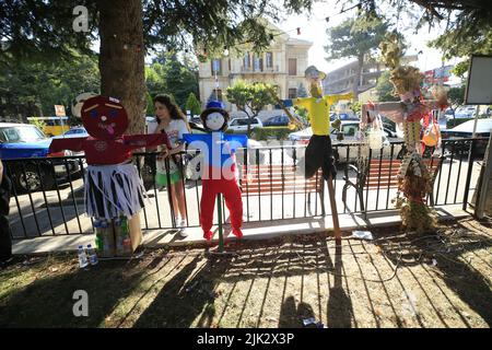 Beyrouth, Liban. 29th juillet 2022. Une femme observe des frayeurs lors d'une compétition de frayeurs qui s'est tenue à Jezzine, au sud du Liban, sur 29 juillet 2022. Crédit: Ali Hashisho/Xinhua/Alay Live News Banque D'Images