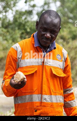 Julius Opiyo, Secrétaire général de la Migori County Artisanal Miners Cooperative Society (MICA) est vu en possession d'un minerai dans un village aurifère de Mikai. L'extraction artisanale et artisanale d'or à petite échelle dans l'ouest du Kenya soutient des milliers de moyens de subsistance et, malgré sa contribution importante à l'économie de la région, le secteur est resté largement informel. Les mineurs comptent toujours sur le mercure et le cyanure de sodium dans le traitement de l'or, des produits chimiques qui posent des problèmes environnementaux et de santé publique. Le Kenya est signataire de la Convention de Minamata sur le mercure dans un effort mondial visant à prévenir la pollution par le mercure, malheureusement Banque D'Images