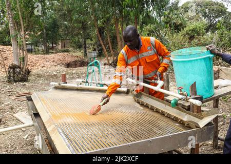 Julius Opiyo, Secrétaire général de la Migori County Artisanal Miners Cooperative Society (MICA) est vu tester un agitateur dans un village aurifère de Mikai. L'extraction artisanale et artisanale d'or à petite échelle dans l'ouest du Kenya soutient des milliers de moyens de subsistance et, malgré sa contribution importante à l'économie de la région, le secteur est resté largement informel. Les mineurs comptent toujours sur le mercure et le cyanure de sodium dans le traitement de l'or, des produits chimiques qui posent des problèmes environnementaux et de santé publique. Le Kenya est signataire de la Convention de Minamata sur le mercure dans un effort mondial visant à prévenir la pollution par le mercure, impartun Banque D'Images