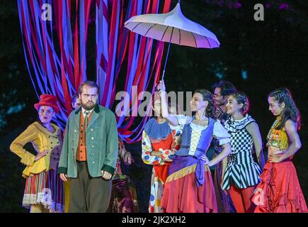 27 juillet 2022, Brandebourg, Rheinsberg: Les chanteurs Pascal Franssen comme Wenzel et Anna Graf comme Esmeralda se joignent à l'ensemble dans une scène de la pièce 'la Baride Barbrée' sur scène au Heckentheater. Dans le cadre de l'Opéra de chambre du château de Rheinsberg, la représentation peut être expérimentée à huit représentations sur 30 juillet, 2, 3, 5, 6, 10, 12 et 13. Photo: Jens Kalaene/dpa Banque D'Images